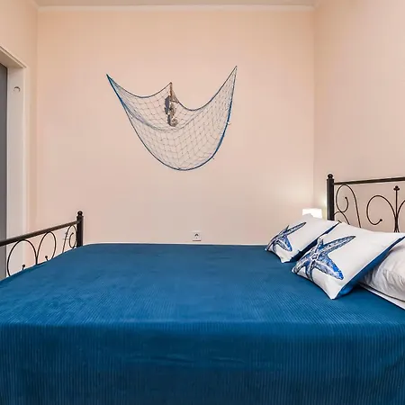 Makakada Trogir